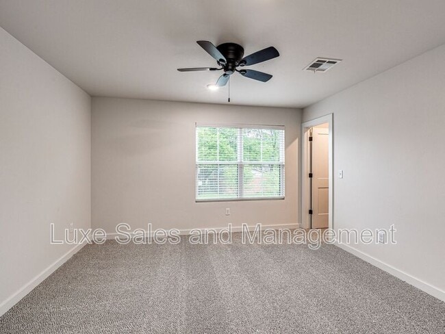 Building Photo - 614 W 2nd St