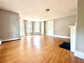 Building Photo - 571 Spring St