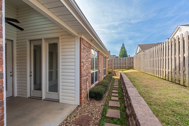 Building Photo - 17 Jeffrey Way