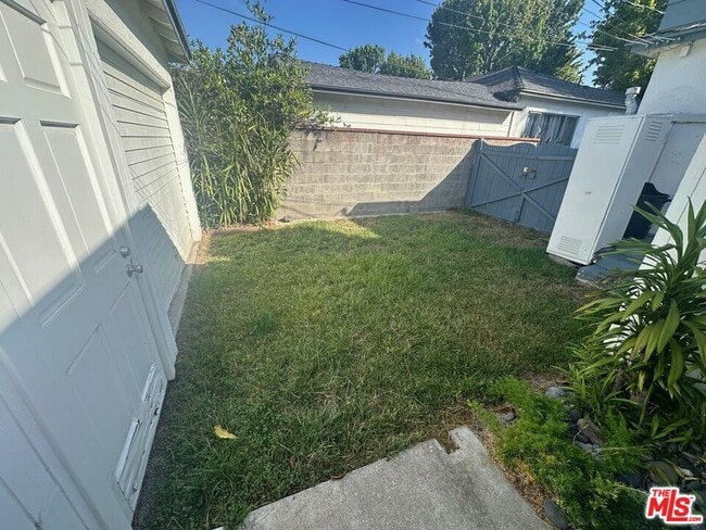 Building Photo - 3169 S Bentley Ave
