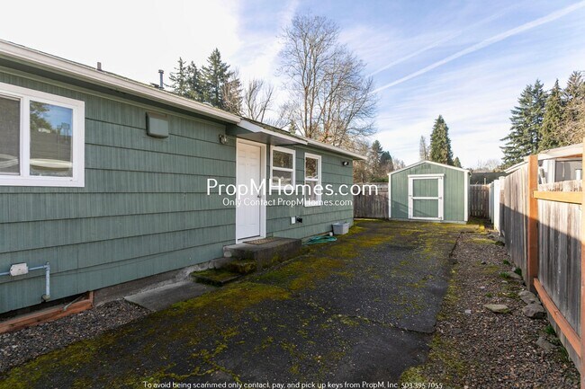 Building Photo - Cozy Two Bedroom Home in Willamette on a Massive Lot!