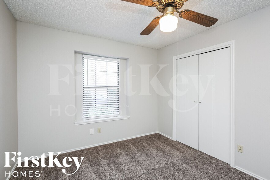 Building Photo - 2104 Homecraft Dr