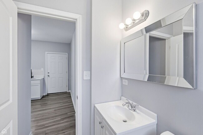 Building Photo - 16 E 118th Pl