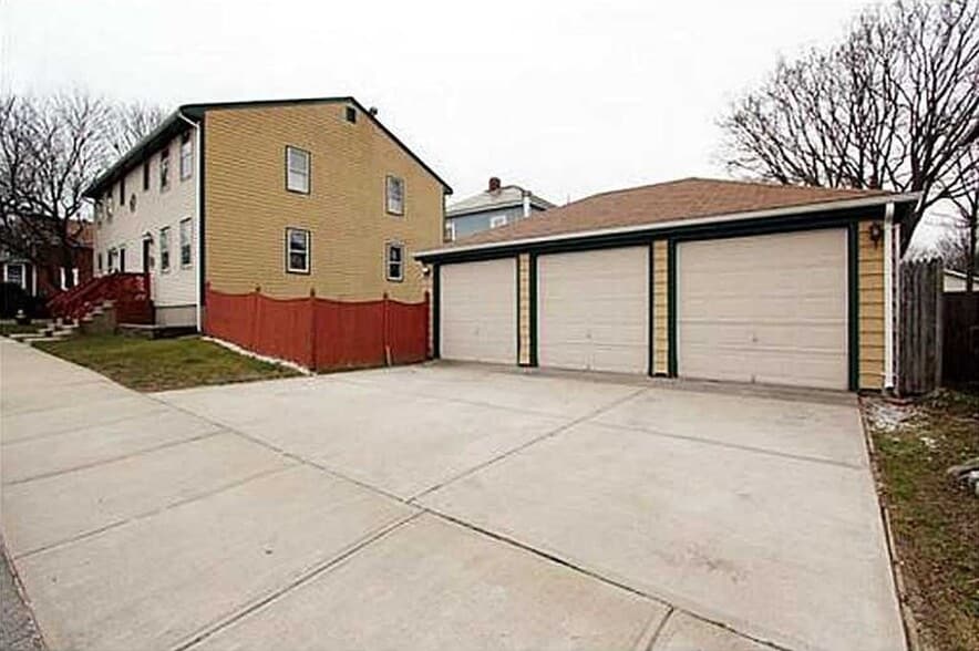 Building Photo - 18 Homer St