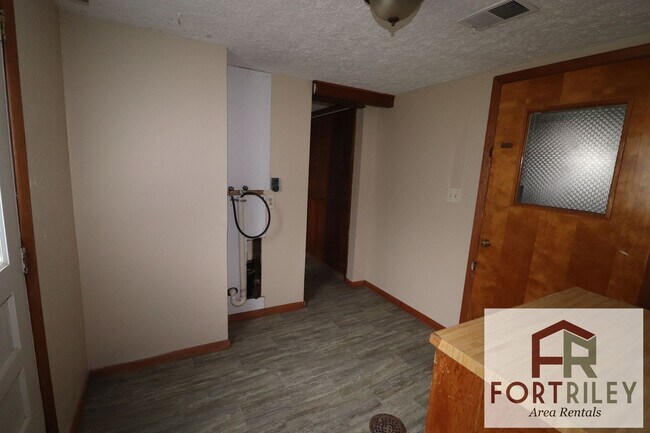 Building Photo - 519 Maple St