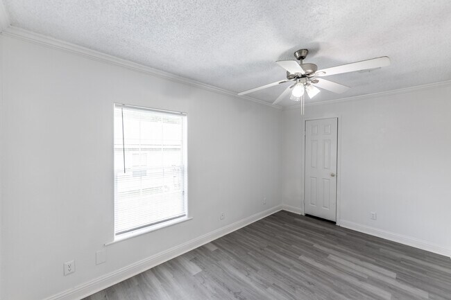 Building Photo - 134 Varsity Dr