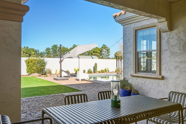 Building Photo - 3930 E Iris Dr