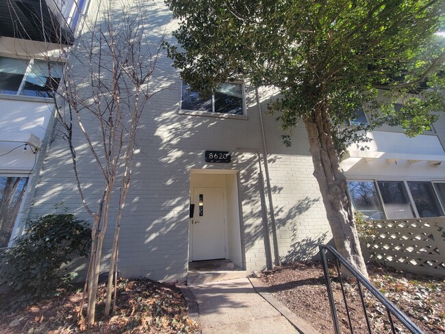 Primary Photo - Lovely 2 BR/1.5 BA 2-Level Condo in Silver...