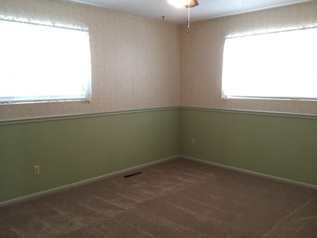 Building Photo - Super Cute..1607 sq. ft 3 Bedroom, 2.5 bat...