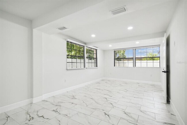 Building Photo - 4910 N Darby Ave