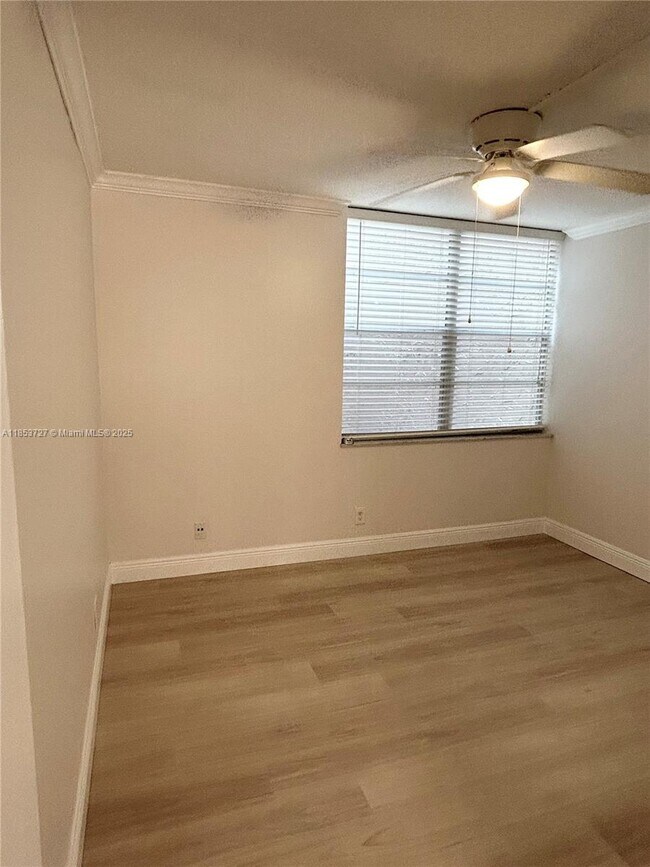 Building Photo - 9410 Live Oak Pl