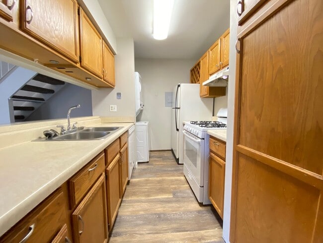 Building Photo - 2 Bedroom Townhome