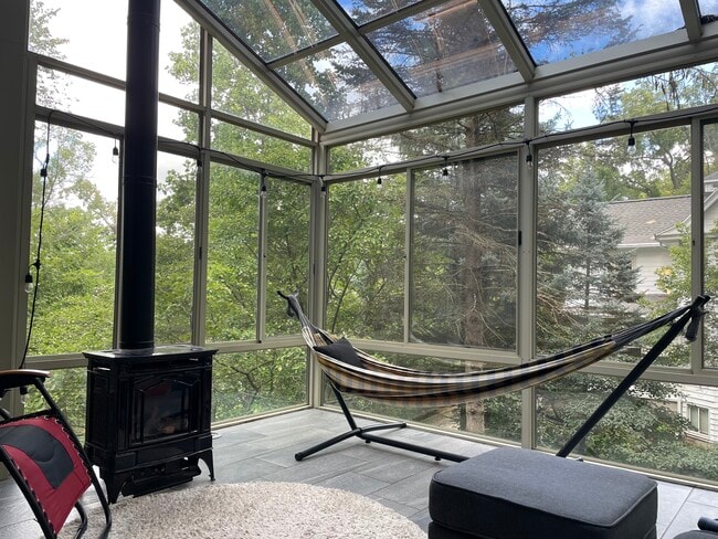 Building Photo - 1721 N High Point Rd