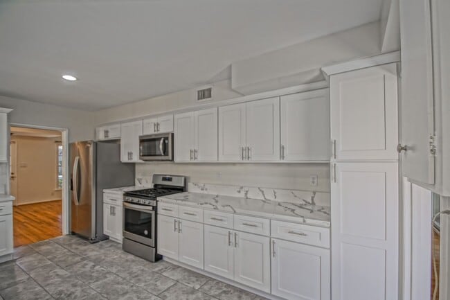 Building Photo - Incredibly Charming & Bright 3BR2BA Home w...