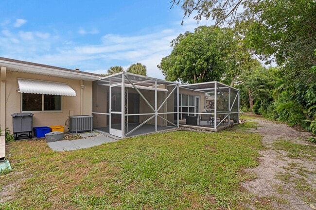 Building Photo - 8555 Bella Vista Dr
