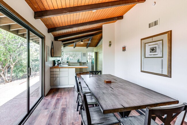 Building Photo - 10 Robbers Roost