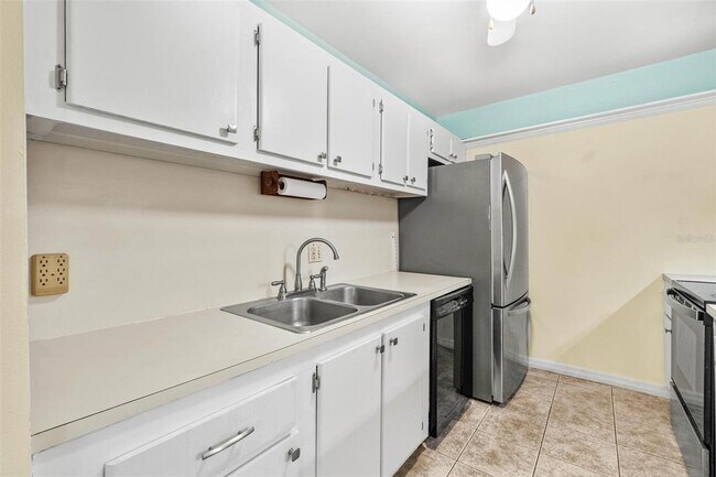 Building Photo - 265 SW Lincoln Cir N
