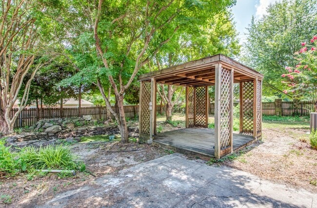 Building Photo - 5624 Annandale Dr