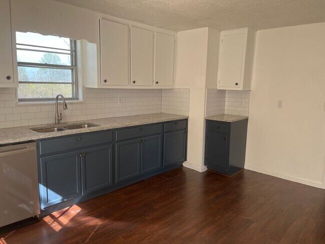 Building Photo - Beautifully renovated 3/1 home with 1,608 ...