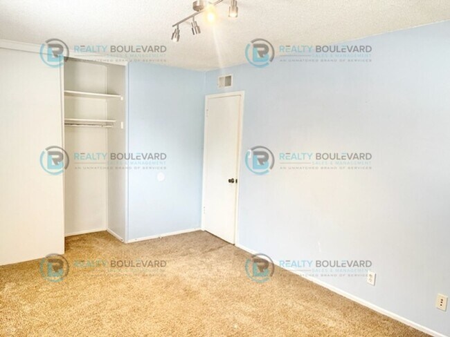 Building Photo - Cozy 3-Bedroom Home with Fenced Yard and G...