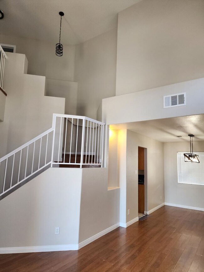 Building Photo - 4 Bedroom, 3 bath, RV parking Separate yard home
