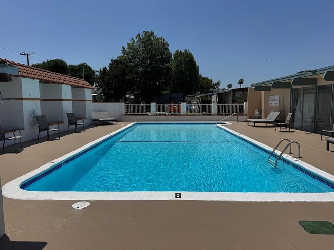 Building Photo - 34 Grube St