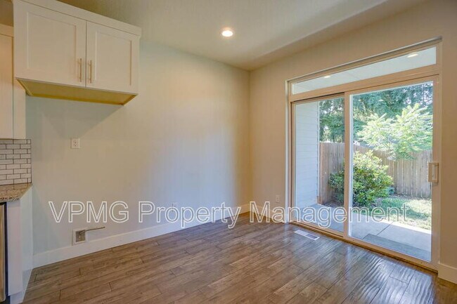 Building Photo - 10703 NE 70th St