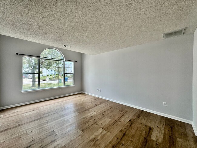 Building Photo - 4-Bedroom Home Castleton Ready 07-16-26! A Pet-Friendly Home - All Appliances - Fenced Yard - Exc...