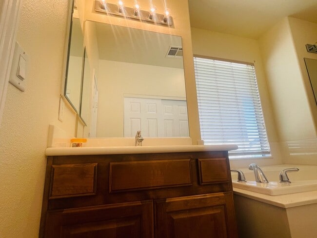 Building Photo - Newly Renovated 5 bd, 3 bth, Loft, w/ down...