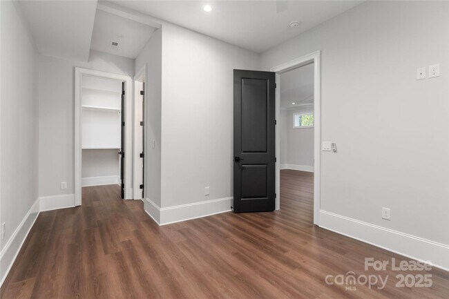 Building Photo - 805 Naples Dr