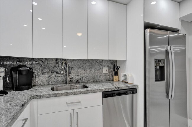 Building Photo - 2301 S Ocean Dr