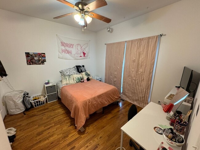 Building Photo - 4 Bedroom Downtown Beauty!