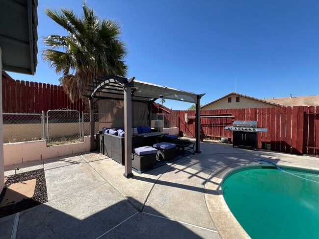 Building Photo - 3 Bedroom 2 Bathroom House with Swimming P...
