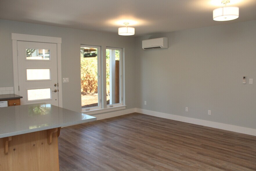 Building Photo - 8840 SW 36th Ave