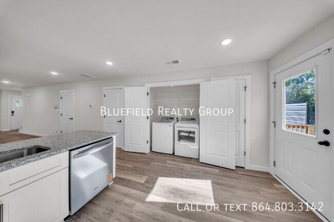 Building Photo - 267 Vanderbilt Rd
