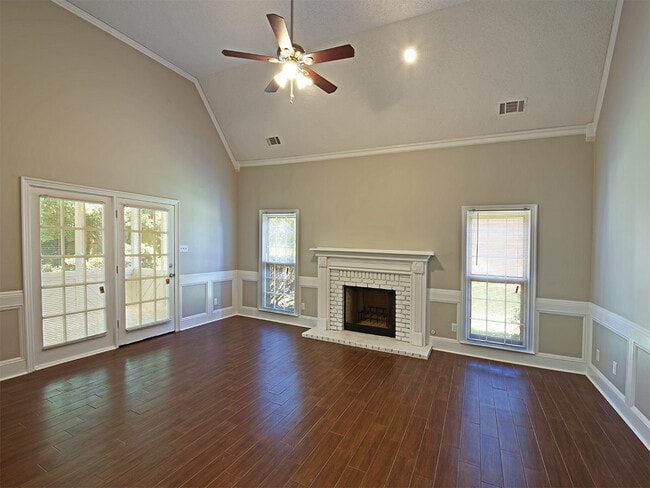 Building Photo - 3 Bedroom with Bonus, 2.5 Bathroom Near Lo...