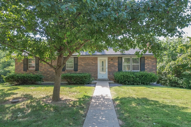 Primary Photo - 131 Cresent Dr