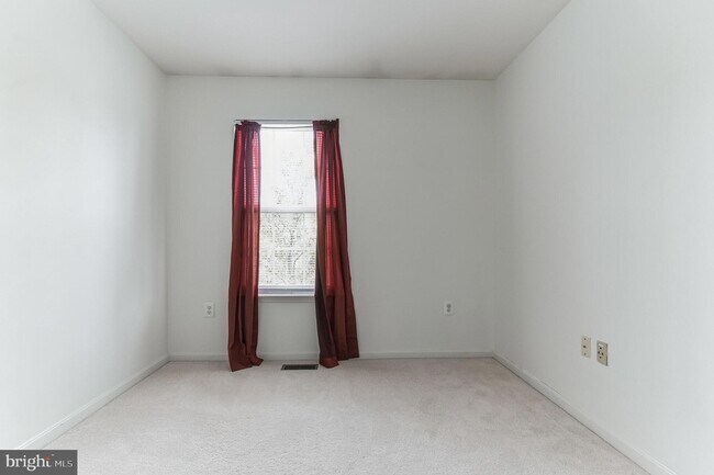 Building Photo - 210 Golden Larch Terrace NE