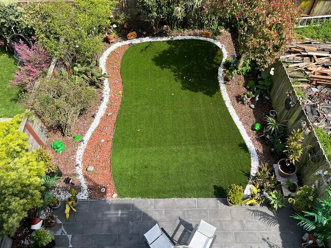 Building Photo - Amazing rare updated full floor Richmond f...