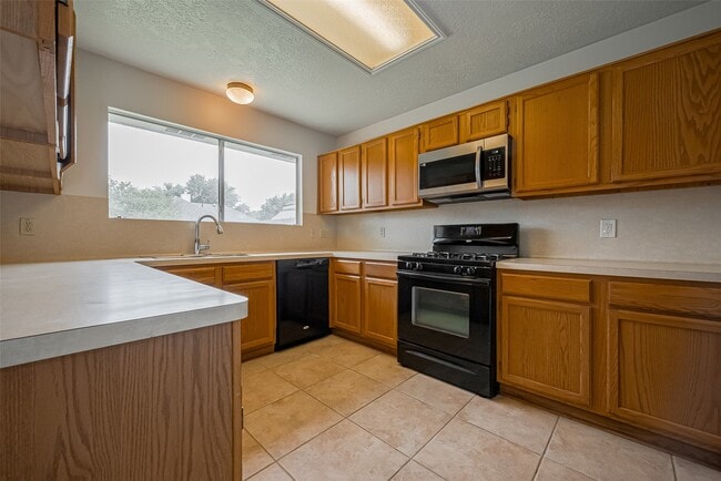 Building Photo - 3007 Cloverdale Dr