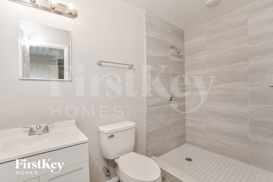 Building Photo - 910 Clayton Dr