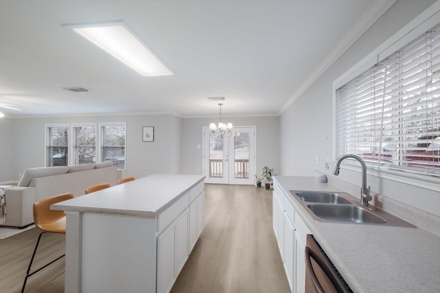 Building Photo - 834 Quitman Oak