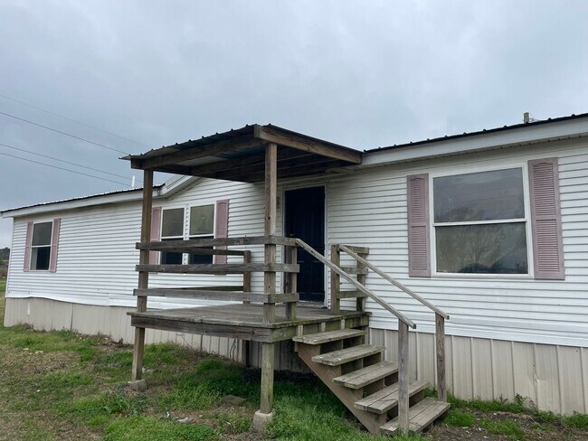 Building Photo - 4 bedroom, 2 bath doublewide trailer