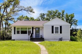 Building Photo - 810 S Jackson St