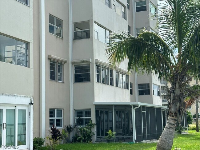 Building Photo - 1900 Clifford St