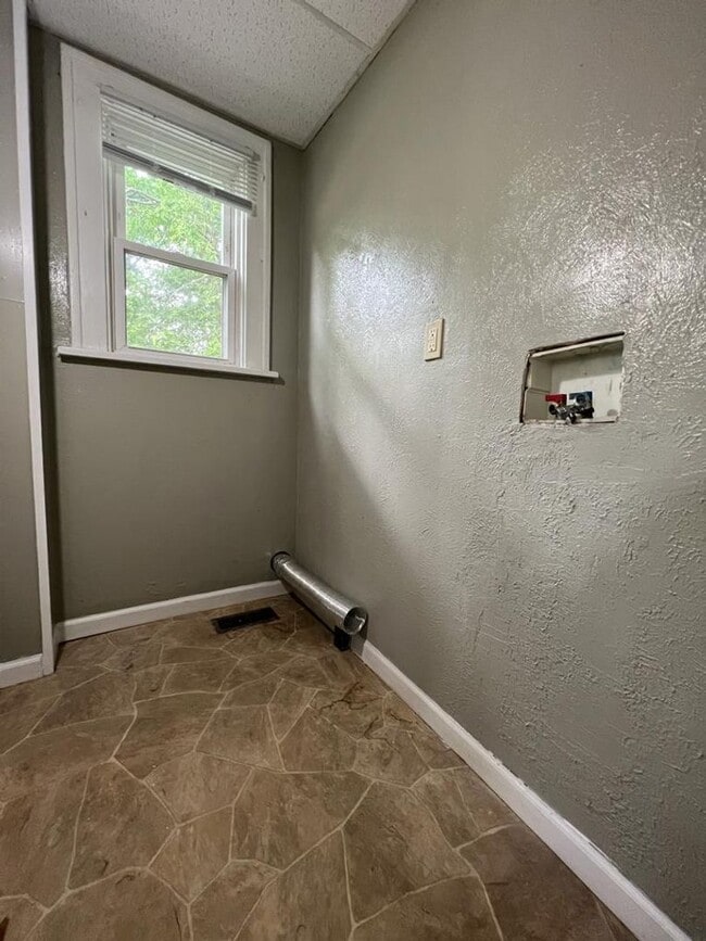 Building Photo - 614 E Broadway St