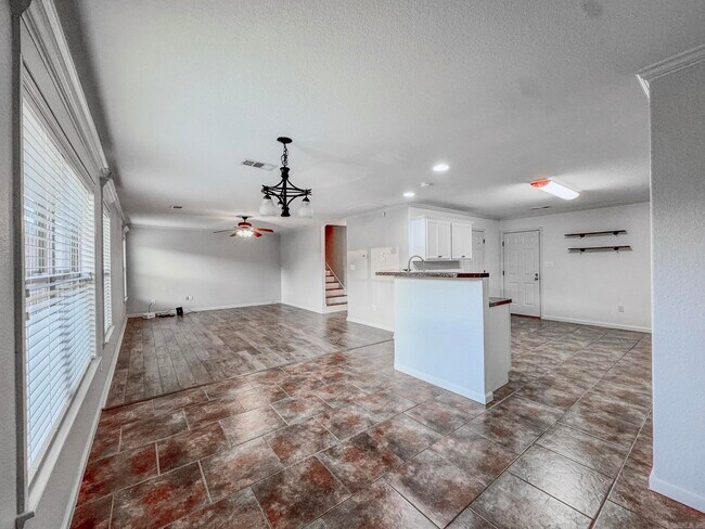 Building Photo - 36 Talladega Loop