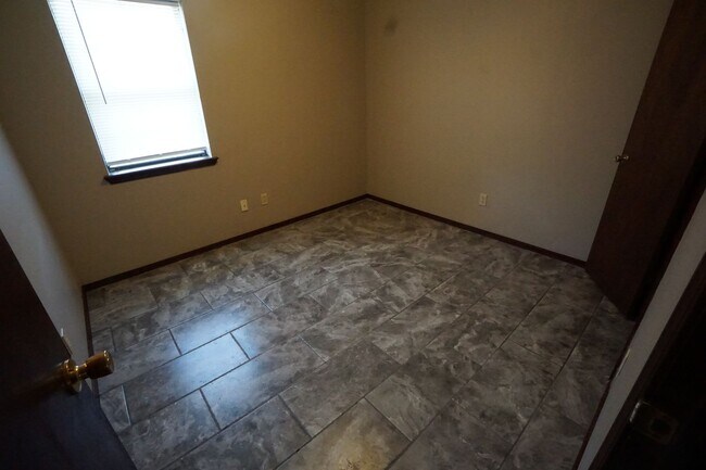 Building Photo - Nice 3 bed 1.5 Bath house, total electric