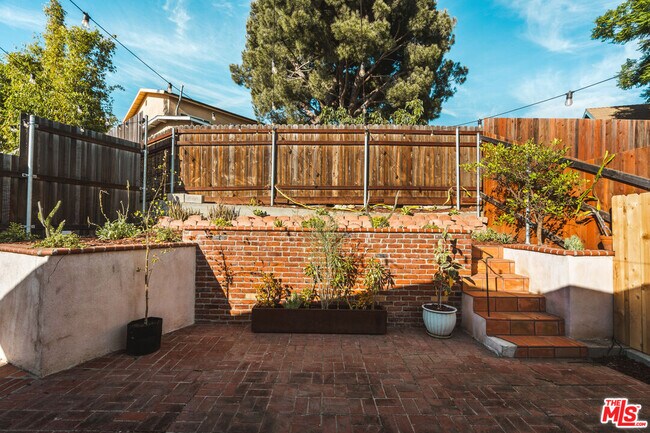 Building Photo - 1231 Montecito Dr