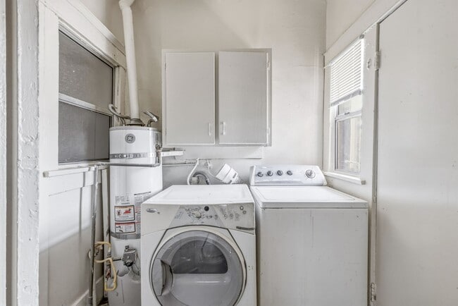 Building Photo - Spacious 1BR + 2.5BA Near USC and DTLA | First Floor Unit